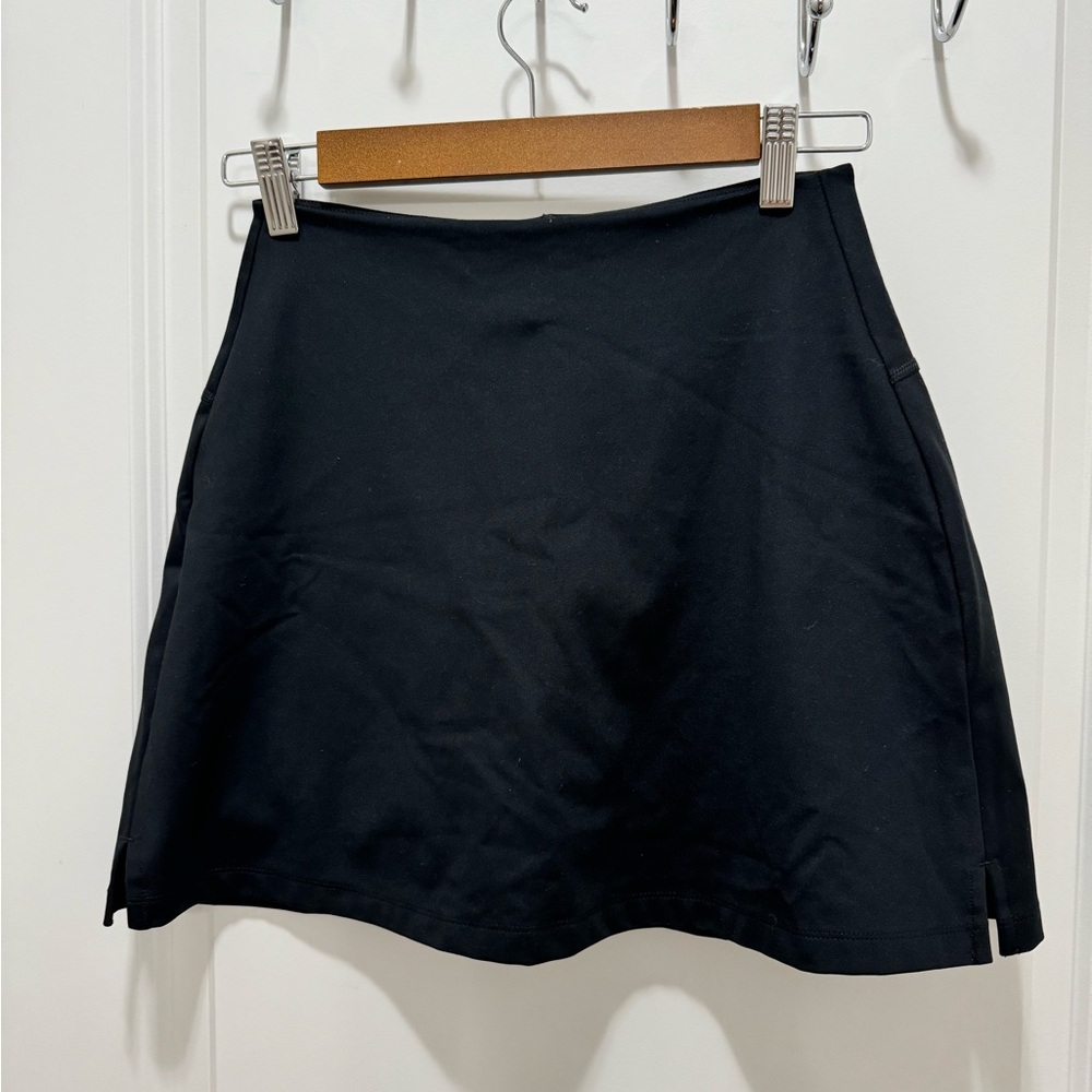 Girlfriend collective women’s black tennis skirt